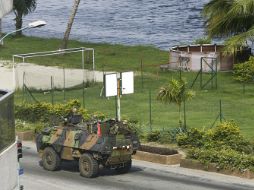 Un vehículo blindado francés patrulla una calle de Abiyán, Costa de Marfil. EFE  /