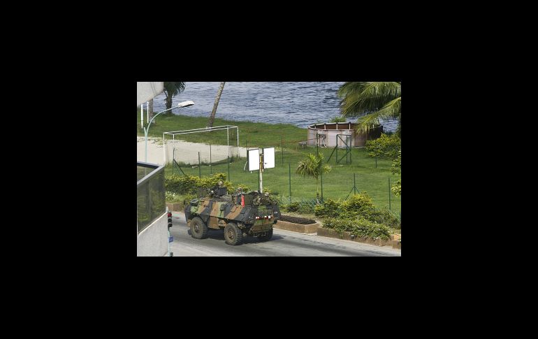 Un vehículo blindado francés patrulla una calle de Abiyán, Costa de Marfil. EFE  /