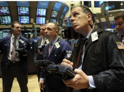 Operarios de la Bolsa de Nueva York al comienzo de la jornada de hoy. EFE  /