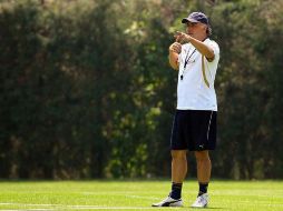 Guillermo Vázquez da indicaciones durante el entrenamiento de Pumas. MEXSPORT  /