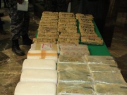 En la cajuela del vehículo fueron encontrados 46 paquetes confeccionados con cinta canela. ESPECIAL  /