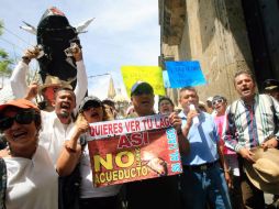 A las afueras del Congreso, manifestantes protestaron ayer contra el Acueducto Guadalajara-Chapala. A. GARCÍA  /