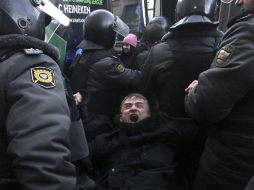 Agentes de policía detienen a un manifestante opositor en el centro de Moscú, Rusia. EFE  /