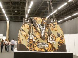 El gran bolso que adorna la entrada de la exposición, es una creación del diseñador Sergio Bustamante. A. CAMACHO  /