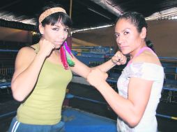 'Cuisilla' Pérez (izq.) y “Explosiva” Villalobos se vieron las caras en el pesaje. ESPECIAL  /