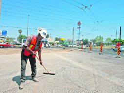 En Circunvalación y Ávila Camacho se construye un puente, por lo que la repavimentación complicará más la circulación vial. A. GARCÍA  /