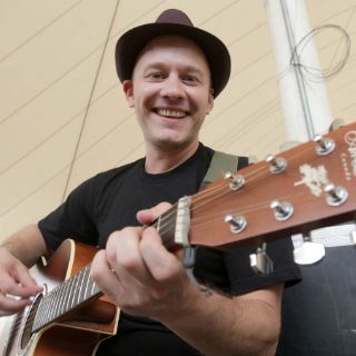 Ari Brickman y sus dos rostros del arte