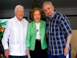 Jimmy Carter y su esposa Rosalynn posan junto a Fidel Castro, antes de partir de la isla. REUTERS  /
