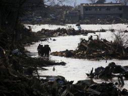 Japón intensifica las labores de búsqueda de desaparecidos y los trabajos para evitar fugas radiactivas en la central de Fukushima. EFE  /