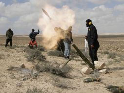 Rebeldes libios disparan un cohete en la carretera entre Ajdabiya y Brega. NTX  /