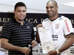 El delantero brasileño Adriano y Ronaldo se reunieron en la presentación del primero como jugador del Corinthians. REUTERS  /