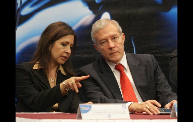 Del Toro y  Fernando Guzmán coincidieron en la Primera Jornada de Saneamiento del SIAPA en julio de 2010. ARCHIVO  /