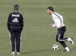 Jose Mourinho (i) observa al delantero argentino Gonzalo Higuaín durante el entrenamiento. EFE  /