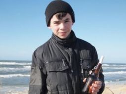 Danil Korotkij encontró esa botella hace un mes cuando se paseaba por una playa de Kaliningrado. ESPECIAL  /