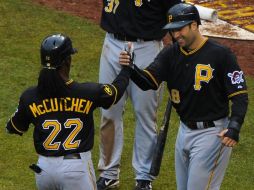 El jardinero central, Andrew McCutchen (i) es felicitado por su compañero Neil Walker(d) después de 2 jonrones contra los Cachorros.EFE  /