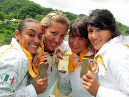 Denisse Olivella, Carla Salinas, Maricela Montemayor y Karina Alanis, muestran su medalla obtenida en Juegos Centroamericanos. MEXSPORT  /