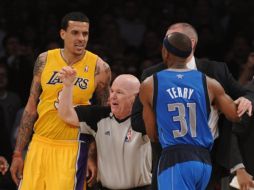 Matt Barnes insulta al jugador de los Mavericks, Jason Terry, durante el partido celebrado ayer en Los Ángeles. AFP  /