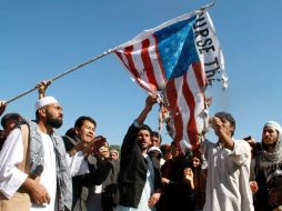 Ciudadanos afganos queman bandera de Estados Unidos en protesta por la quema del Corán. EFE  /
