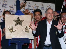 El ex futbolista Salvador Reyes devela las huellas de sus manos en la Plaza de las Estrellas. EL UNIVERSAL  /