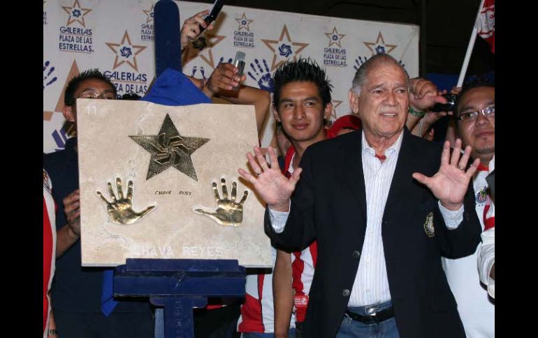 El ex futbolista Salvador Reyes devela las huellas de sus manos en la Plaza de las Estrellas. EL UNIVERSAL  /