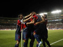 Los jugadores del Guadalajara celebran la primera anotación del partido ante el Necaxa. MEXSPORT  /