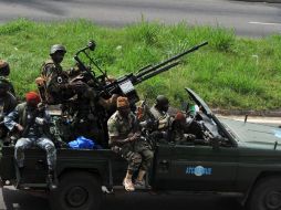 Combatientes luchan para derrocar el régimen de Laurent Gbagbo en Costa de Marfil. AFP  /