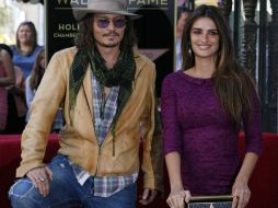 Johnny Depp, compañero de Penélope en Piratas del Caribe, acompañó a la artista a develar la estrella. AP  /