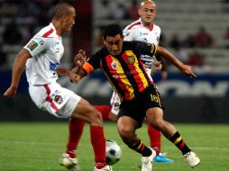 El delantero Miguel Zepeda intenta evadir la marca de dos defensores del Irapuato. MEXSPORT  /