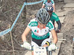 Lizbeth Flores compitió con otras seis ciclistas de montaña, y dominó la carrera de punta a punta. ESPECIAL  /
