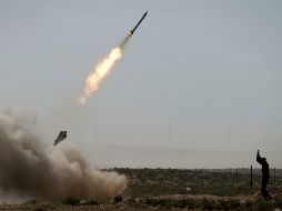 Rebeldes libios lanzan un cohete cerca de Brega. EFE  /