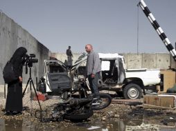 Una periodista afgana filma en el interior de las instalaciones de Naciones Unidas en la ciudad afgana norteña de Mazar-i-Sharif. EFE  /
