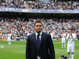 Ronaldo, vestido con un traje oscuro, camisa blanca y corbata, recibió el  homenaje de la hinchada 'merengue'. AFP  /