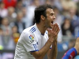 El defensa portugués del Real Madrid Ricardo Carvalho se lamenta tras fallar una ocasión de gol. EFE  /