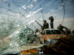 Rebeldes libios en una carretera cerca de Brega, Libia. EFE  /