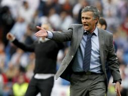 Mourinho dando instrucciones a su equipo, en los últimos minutos del partido contra el Sporting de Gijón. EFE  /
