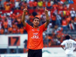 Miguel Martínez, de Jaguares, festeja la victoria de su equipo, esta tarde, en el 'Víctor Manuel Reyna'. MEXSPORT  /