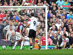 Javier Hernández (der.) anota el  cuarto gol del United, a pocos minutos de finalizar el encuentro en Londres. AFP  /