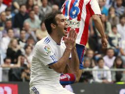 Ricardo Carvalho, zaguero del Real Madrid, reclama una falta al árbitro del partido. REUTERS  /