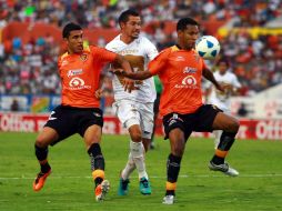 El delantero de Pumas, Dante López, trata de avanzar en medio de dos defensas chiapanecos. MEXSPORT  /