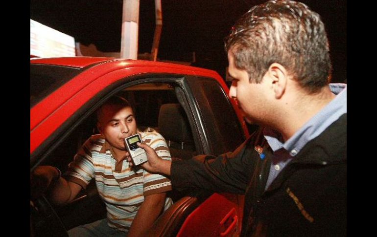 Uso de alcoholímetro en un operativo para detectar automovilistas ebrios. E. PACHECO  /