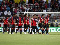 Los jugadores del Atlas salen del terreno de juego, en el partido de esta noche. E. PACHECO  /