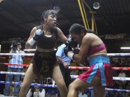 Janeth Pérez conecta con la izquierda a la cara de su rival, Elena Villalobos. ESPECIAL  /