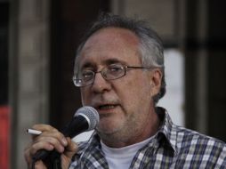 El escritor se retira de la poesía después de la muerte de su hijo ocurrida hace seis días. AP  /