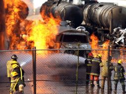 La explosión y posterior incendio provoca el desalojo de cientos de familias. EL UNIVERSAL  /