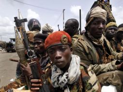 Soldados simpatizantes al presidente Alassane Outtara alistan la ofensiva en Abidjan, la capital el país. REUTERS  /