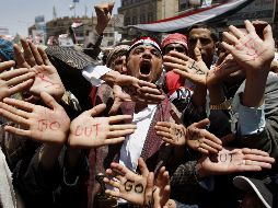 Manifestantes anti-gubernamentales muestran sus palmas pidiendo la destitución del presidente, Ali Abdullah Saleh. AFP  /