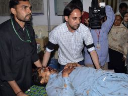 Pakistaníes trasladan a un herido por bomba para recibir atención médica. AFP  /