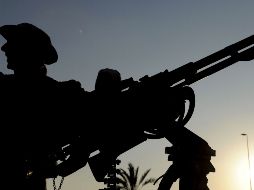 Un insurgente libio junto a una ametralladora en las proximidades de Ajdabiya. EFE  /