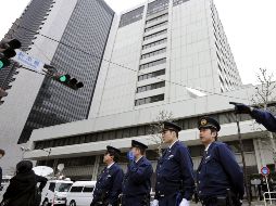 Fuerzas policiales vigilan una manifestación anti nuclear frente a las oficinas de TEPCO. EFE  /