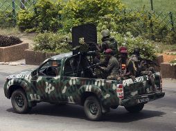 Fuerzas leales al presidente saliente Laurent Gbagbo patrullan las calles. EFE  /